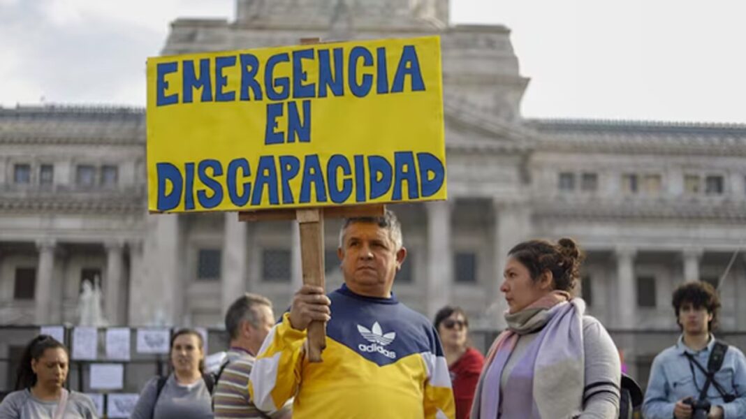 Manifestantes frente al Ministerio de Salud en una protesta por los derechos de las personas con discapacidad.