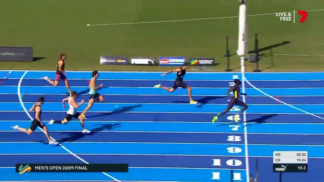 Gout Gout, velocista australiano, compitiendo en los 200 metros en Sídney.