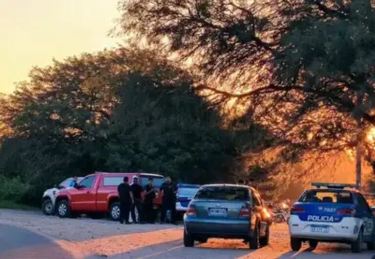 Zona del río Cruz del Eje donde fue hallado el cuerpo, cerca de un puente y la escuela Juan Pablo II.
