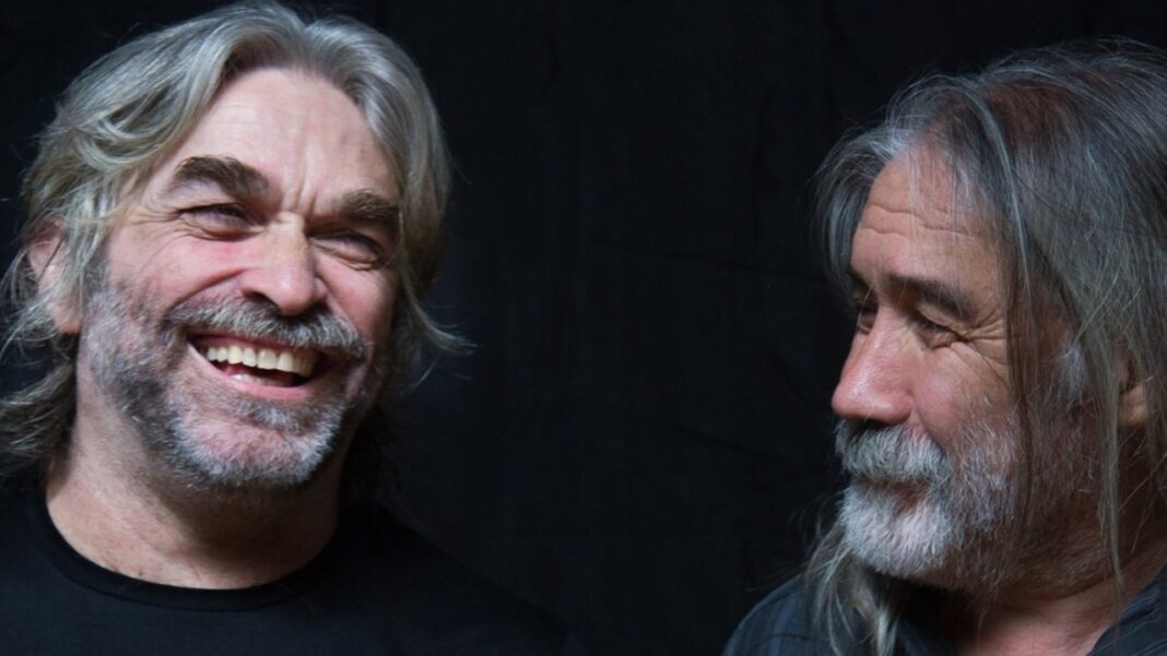 Artistas en el escenario durante el homenaje a Tonos y Toneles en el Teatro Comedia de Córdoba