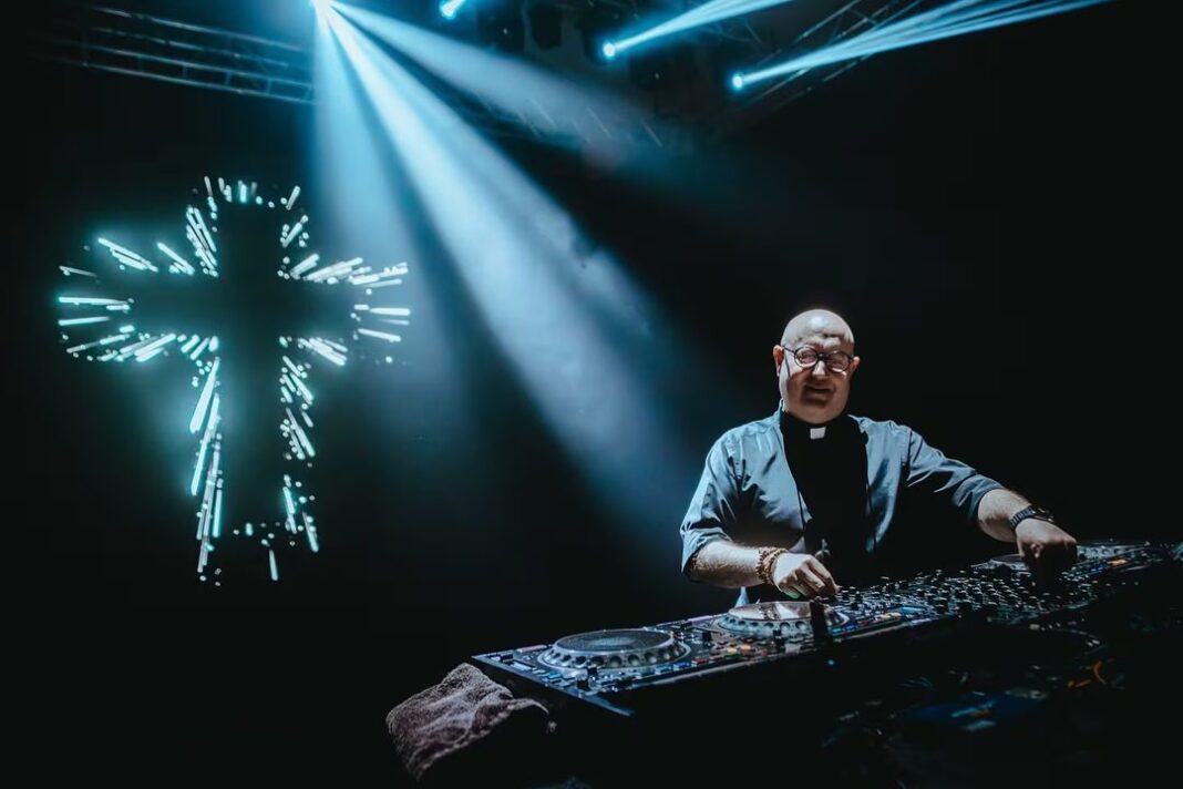 Multitud en la Plaza de Mayo durante el homenaje al Papa Francisco con pantallas gigantes y luces.