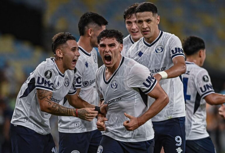 Jugadores de Independiente Rivadavia celebran un gol ante Fluminense en el estadio Maracaná.