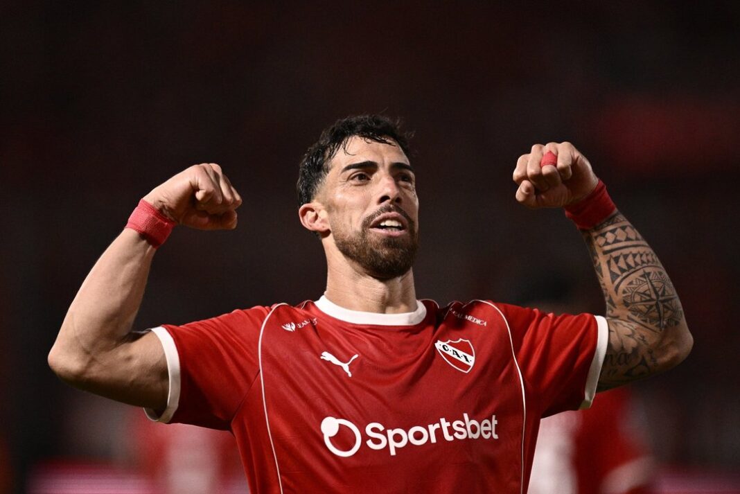 Jugadores de Independiente y Racing durante el clásico en el Estadio Libertadores de América.