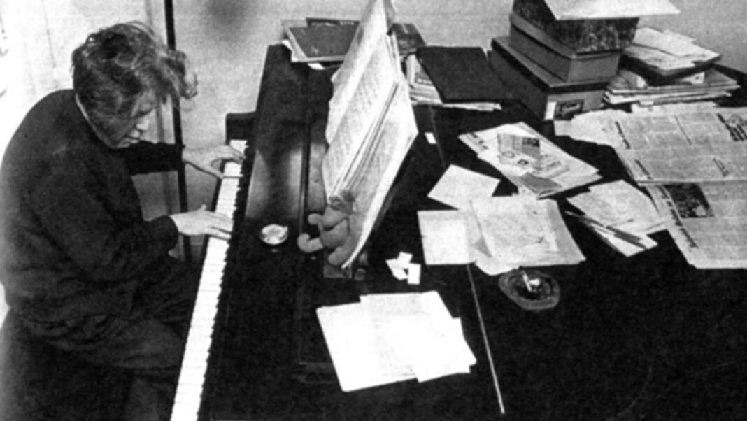 Enrique Villegas al piano en una presentación de jazz