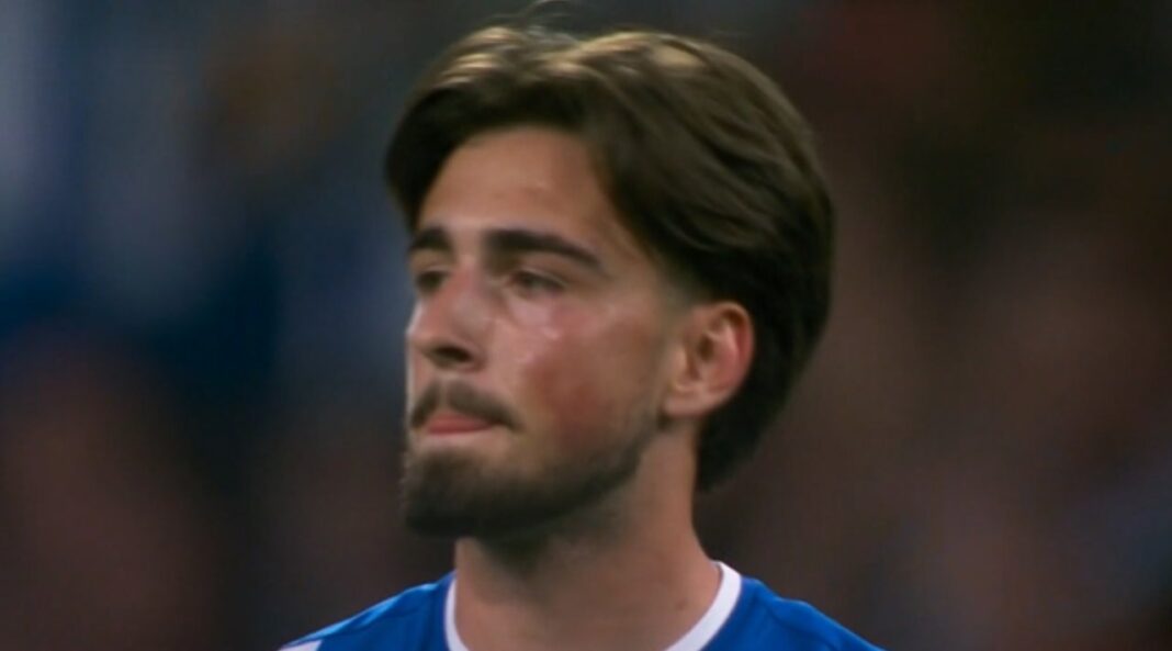 Jugador de Porto, Martim Fernandes, observa la pelota luego de cometer un gol en contra insólito.