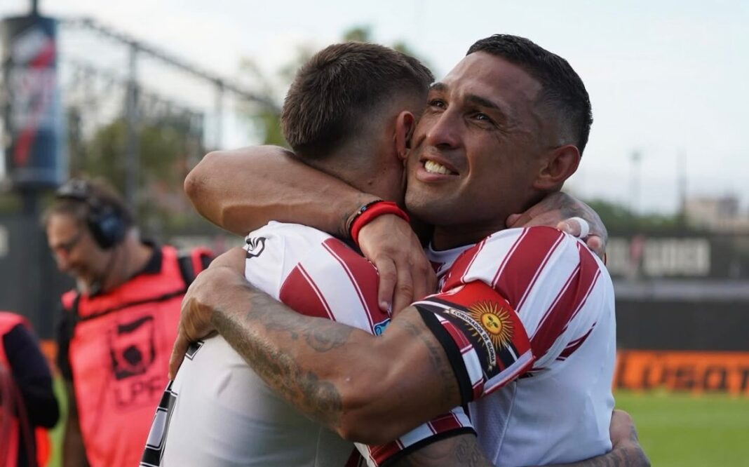 Jugadores de Instituto de Córdoba celebrando un gol durante el partido contra Deportivo Riestra en Buenos Aires.