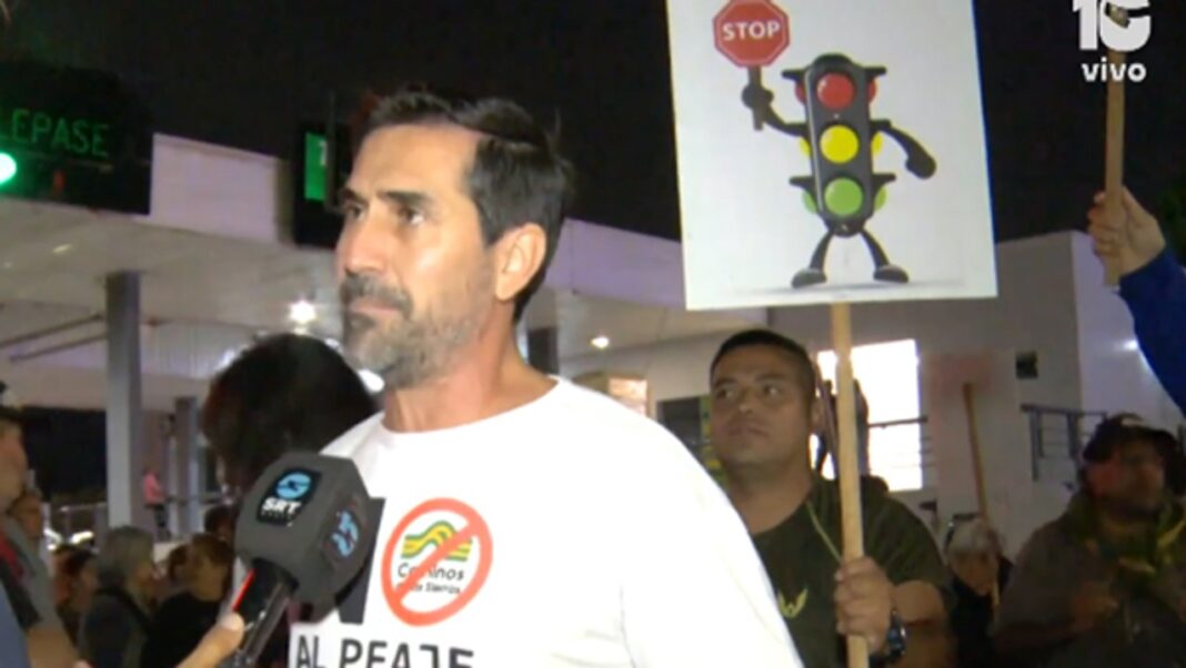 Intendente Fernando Rambaldi durante la protesta frente al peaje de la ruta E-55 en La Calera.