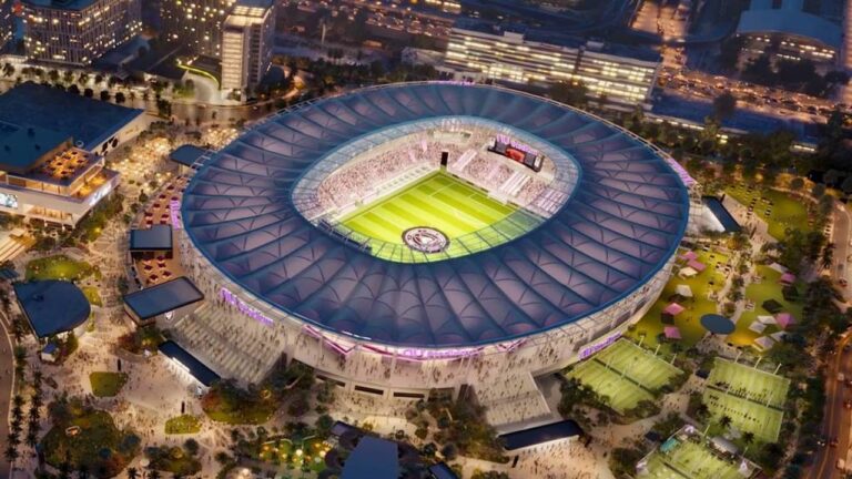 Vista aérea del nuevo estadio del Inter Miami CF, con su característico color rosa.