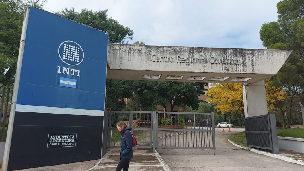 Trabajadores del INTI en Córdoba durante una conferencia de prensa explicando la situación laboral.