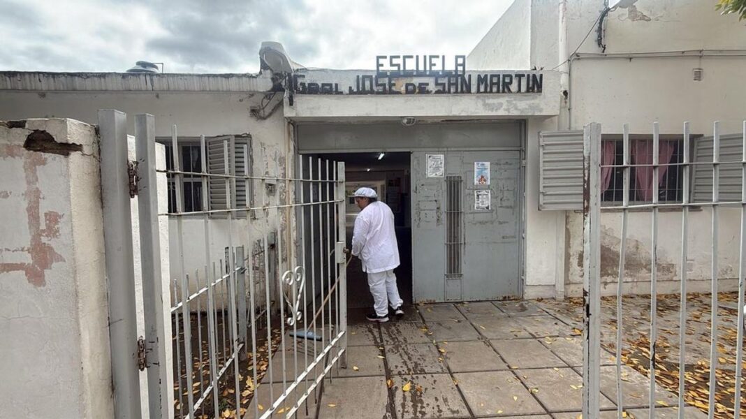 Ambulancia en la puerta de una escuela primaria en La Calera
