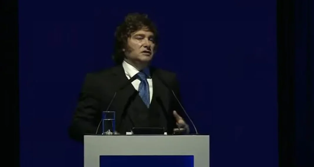 Javier Milei hablando en el escenario de la Expo EFI en Buenos Aires