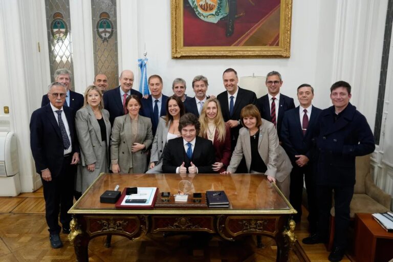 Javier Milei y su gabinete en la Cámara de Diputados durante el informe de gestión de Manuel Adorni