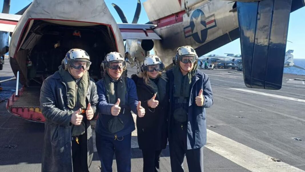 Presidente Javier Milei en la cubierta del portaaviones USS Nimitz durante ejercicios navales