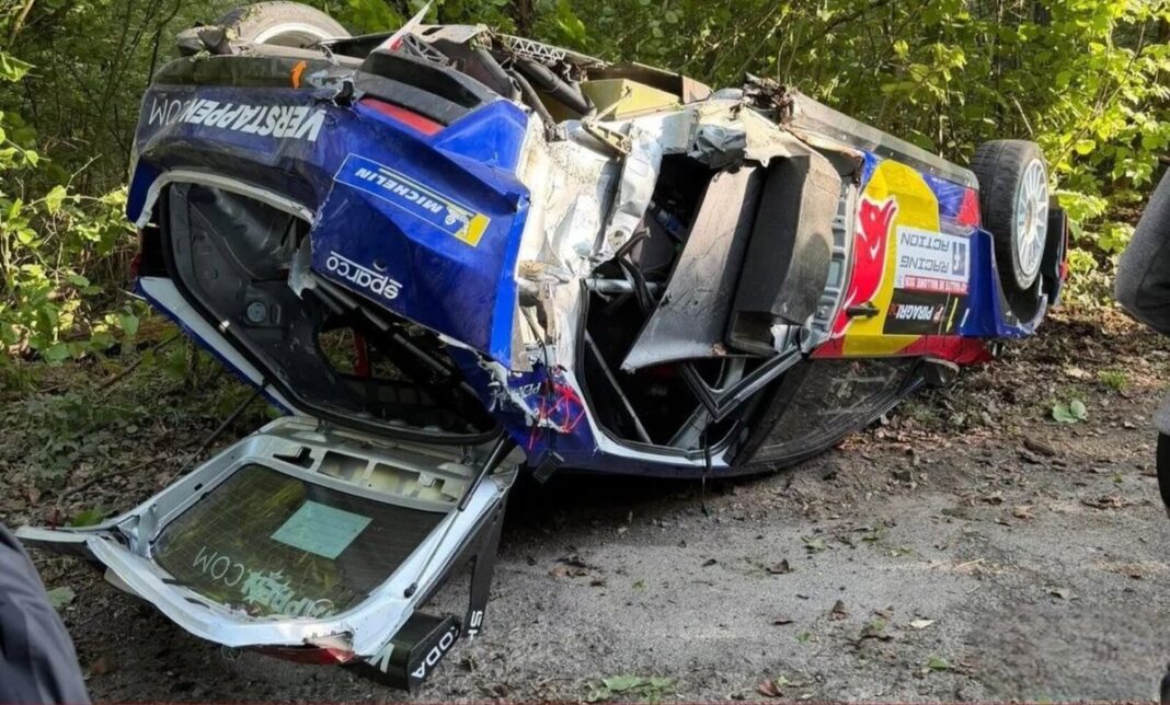 Jos Verstappen junto a su Skoda Fabia RS Rally2 después del accidente en el Rally de Wallonie