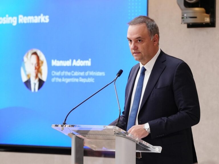 Manuel Adorni durante un acto oficial
