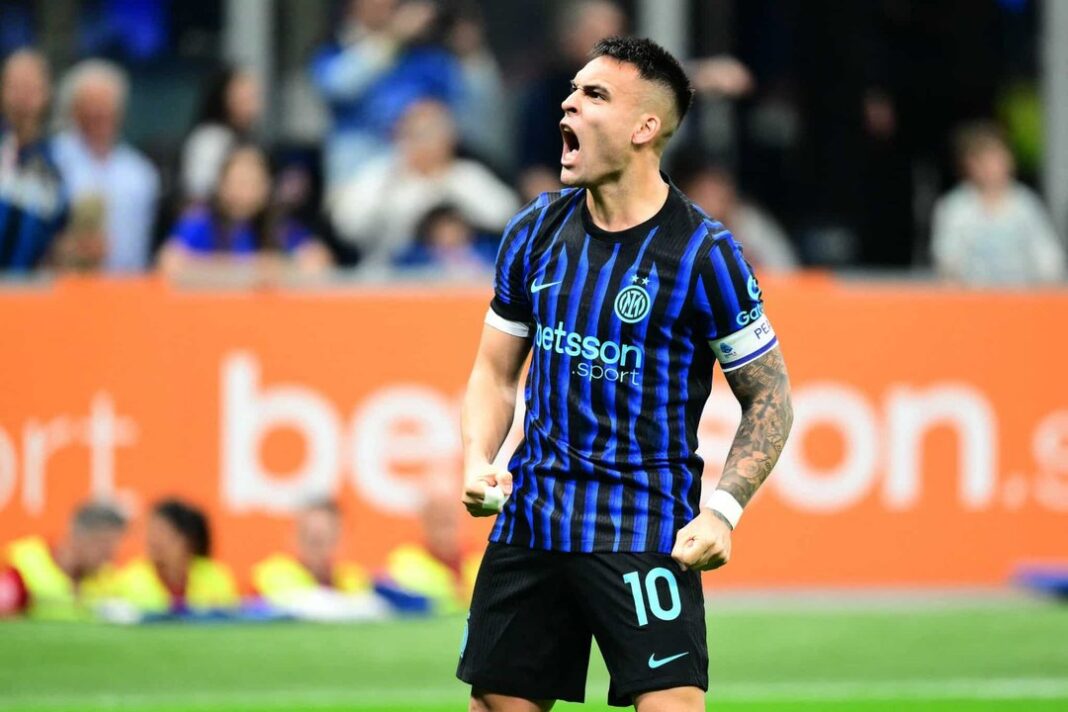 Lautaro Martínez del Inter de Milán celebrando un gol en partido de la Serie A italiana.