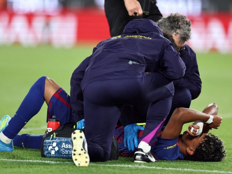 Lamine Yamal del Barcelona recibe asistencia médica en el campo de juego tras lesionarse.