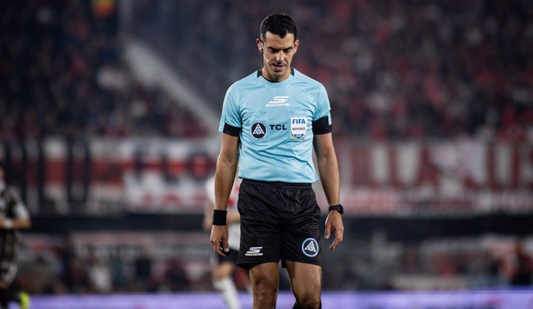 Árbitro de fútbol durante un partido de la Liga Profesional