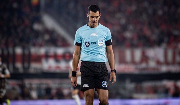 Árbitro de fútbol durante un partido de la Liga Profesional