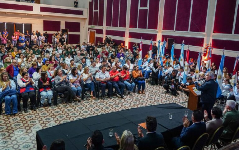 Gobernador Martín Llaryora durante su visita a Guatimozín