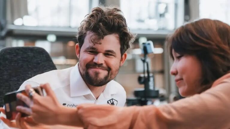 Magnus Carlsen y Alua Nurman en el Grenke Chess Festival, instantes antes de la partida de ajedrez.