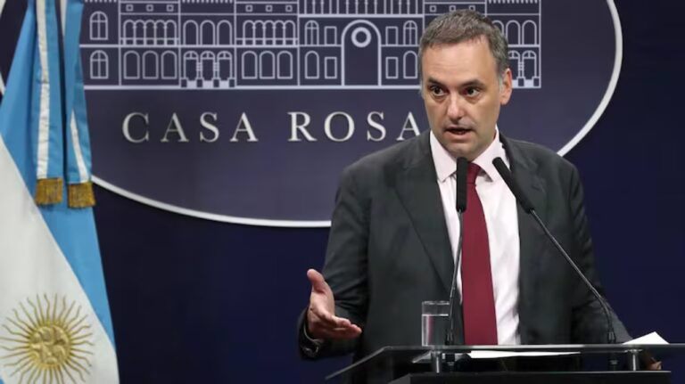 Manuel Adorni en conferencia de prensa en Casa Rosada