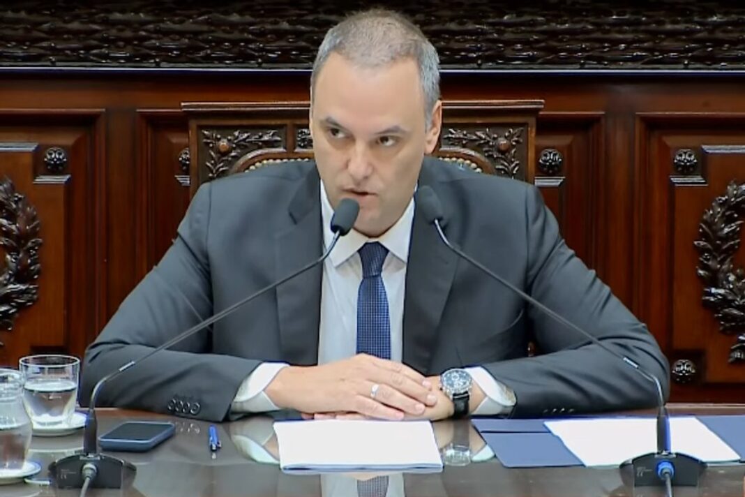 Manuel Adorni hablando en el atril de la Cámara de Diputados durante su informe de gestión