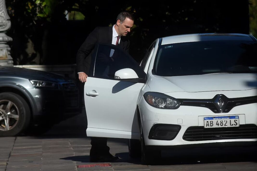 Manuel Adorni hablando en el Congreso durante su primer informe de gestión