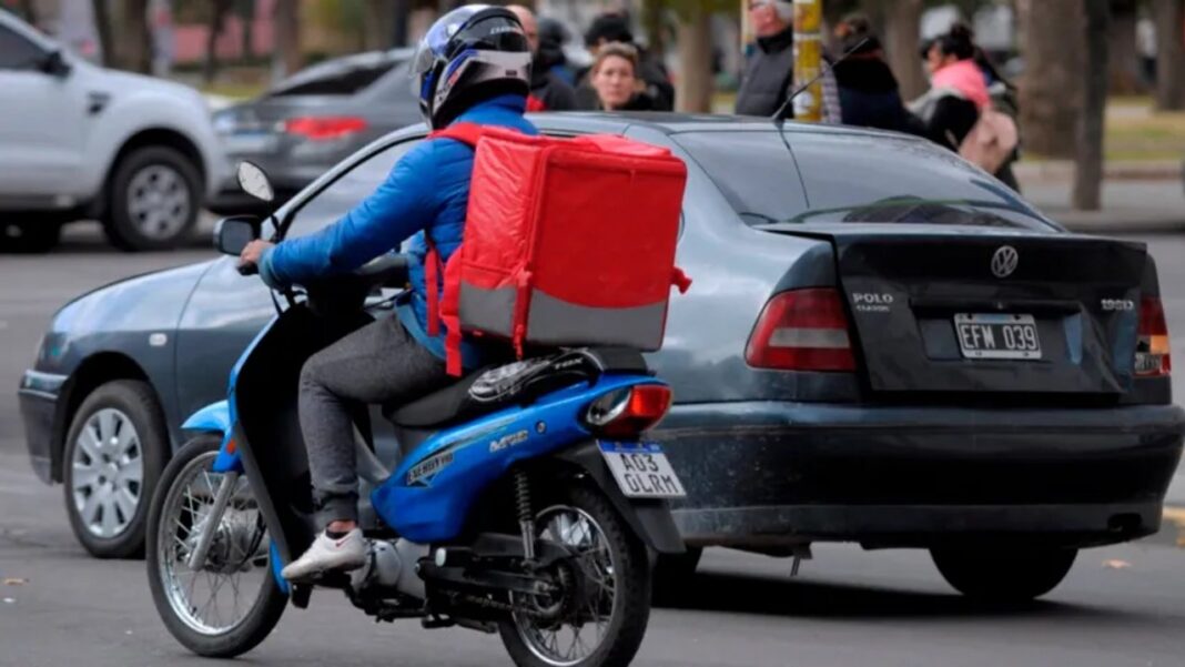 Persona utilizando una aplicación de delivery en su teléfono móvil, representando el trabajo en plataformas digitales.