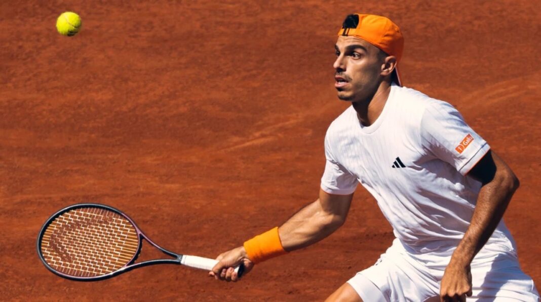 Los tenistas argentinos Francisco Cerúndolo y Sebastián Báez en acción durante el Masters de Montecarlo.