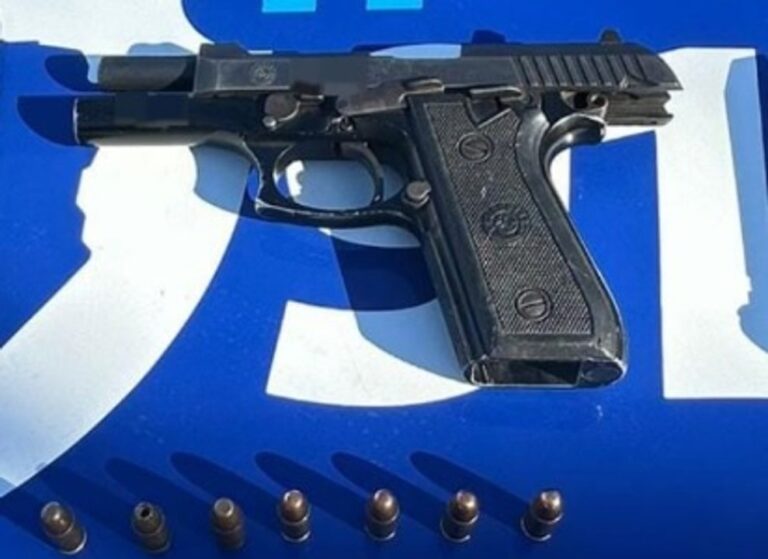 Pistola calibre 9 mm incautada a dos adolescentes en operativo policial en Córdoba