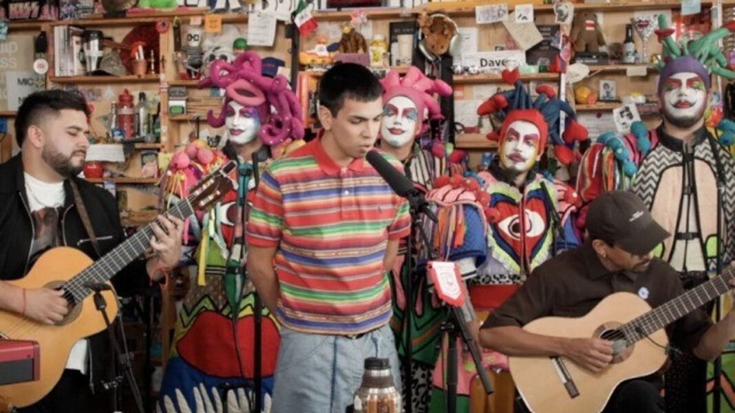 Milo J y Agarrate Catalina en el Tiny Desk de NPR con objetos simbólicos argentinos