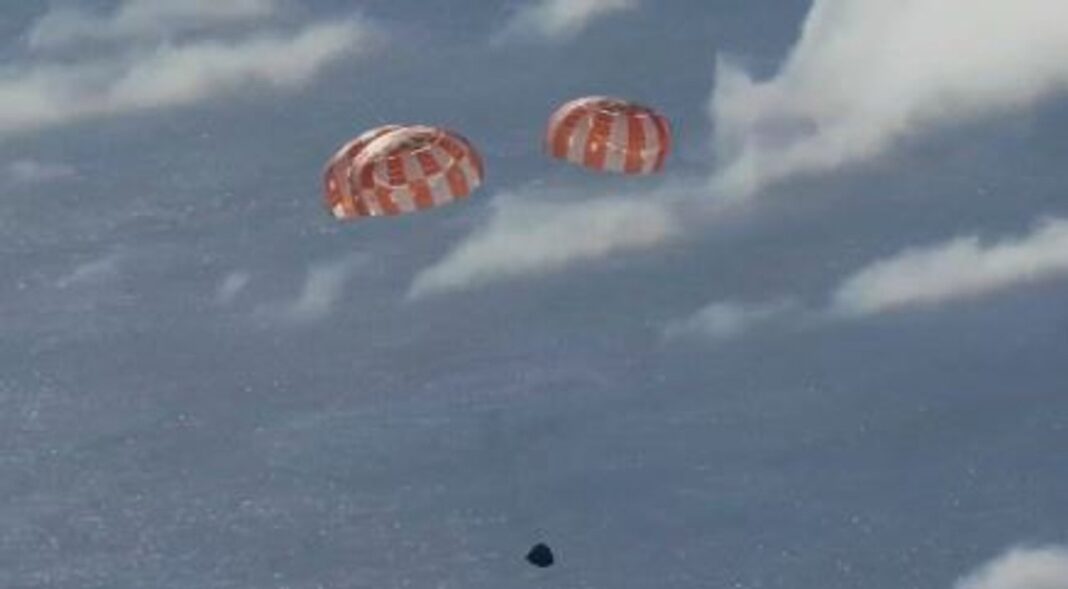 Ilustración de la cápsula espacial Orión de la NASA durante su reentrada a la atmósfera terrestre.