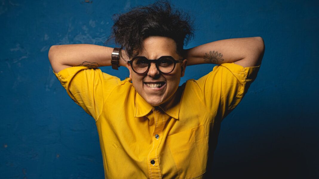 El cantautor Mocchi durante una presentación en vivo.