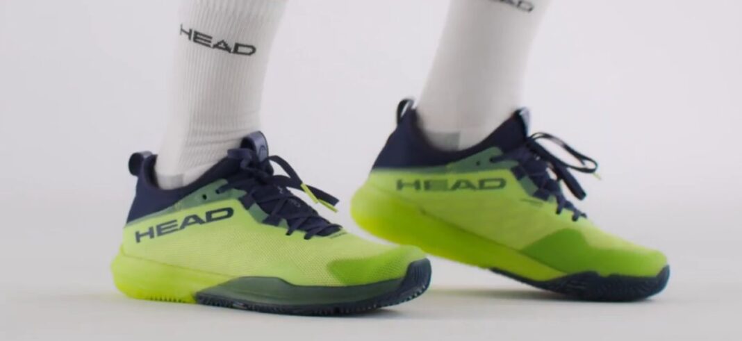 Jóvenes con estilo urbano en una plaza de la ciudad de Córdoba, mezclando prendas vintage y zapatillas deportivas.