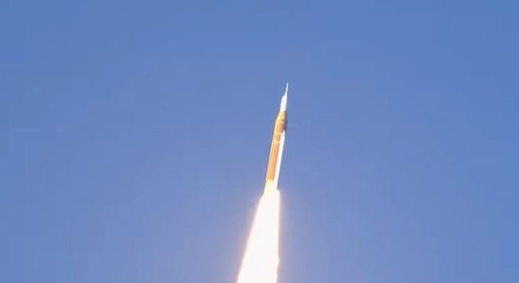 Cohete de la misión Artemis II de la NASA despegando desde Cabo Cañaveral en la noche.