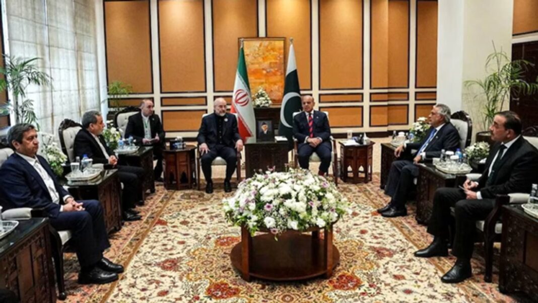 Representantes de Estados Unidos e Irán en la mesa de negociaciones en Islamabad, Pakistán.
