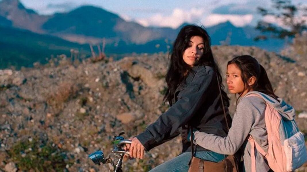 Cartelera de cine con afiches de las películas 'Risa y la cabina del viento', 'La posesión de la momia' y 'David' en Cinemacenter Rivera.