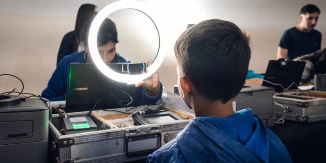 Vecinos realizando trámites en un operativo DNI de la Municipalidad de Córdoba