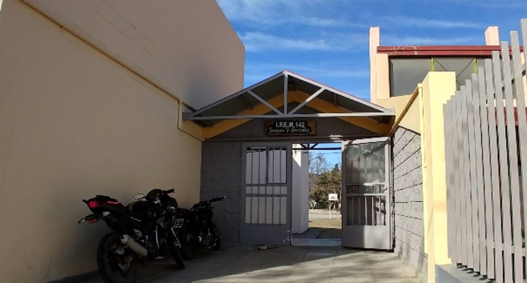 Efectivos policiales custodian el ingreso al IPEM 142 Joaquín Víctor González en La Falda, Córdoba.