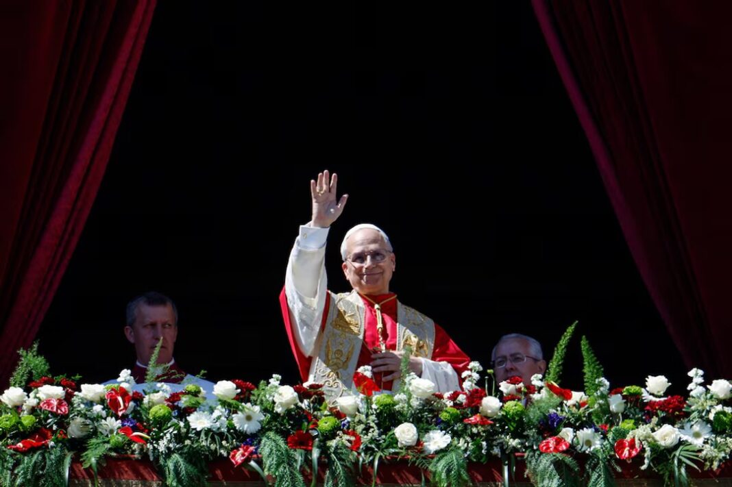 El papa León XIV durante su mensaje de Pascua desde la basílica de San Pedro en el Vaticano.