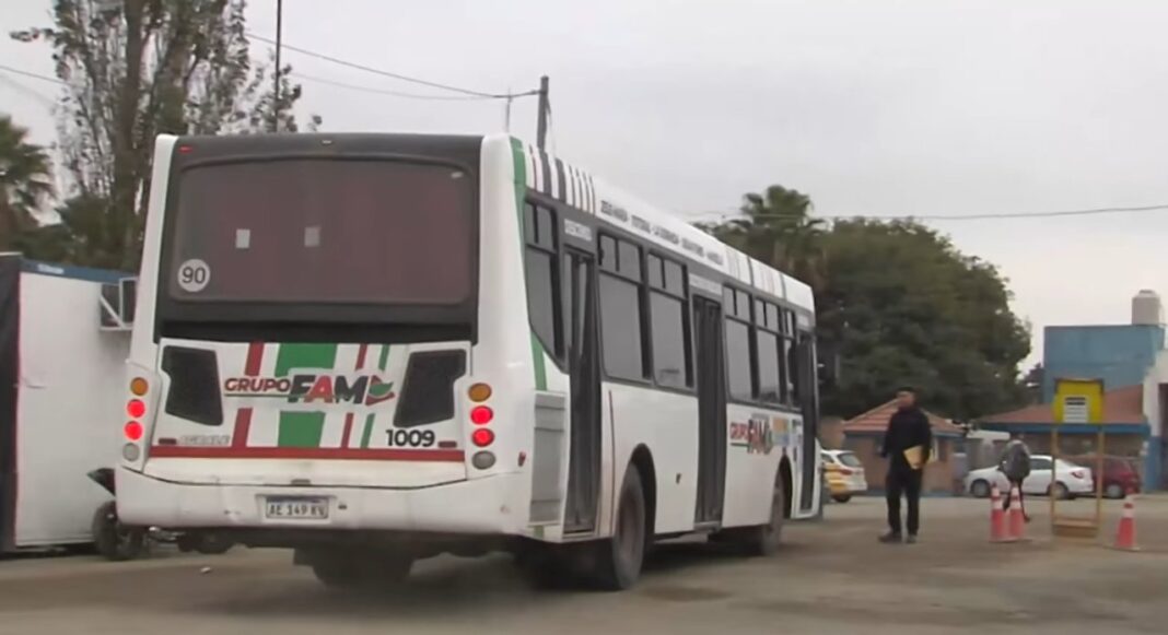 Colectivo del Grupo FAM detenido en una terminal de Córdoba durante el paro