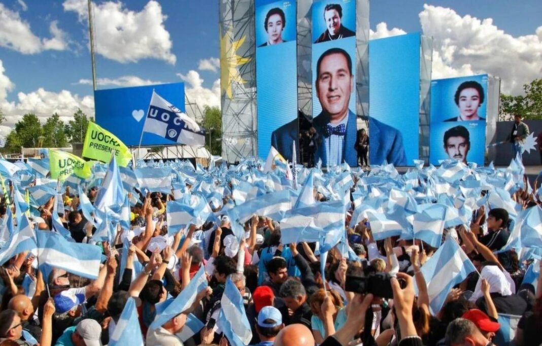 Reunión de dirigentes políticos en un salón, representando el diálogo interno en el peronismo.