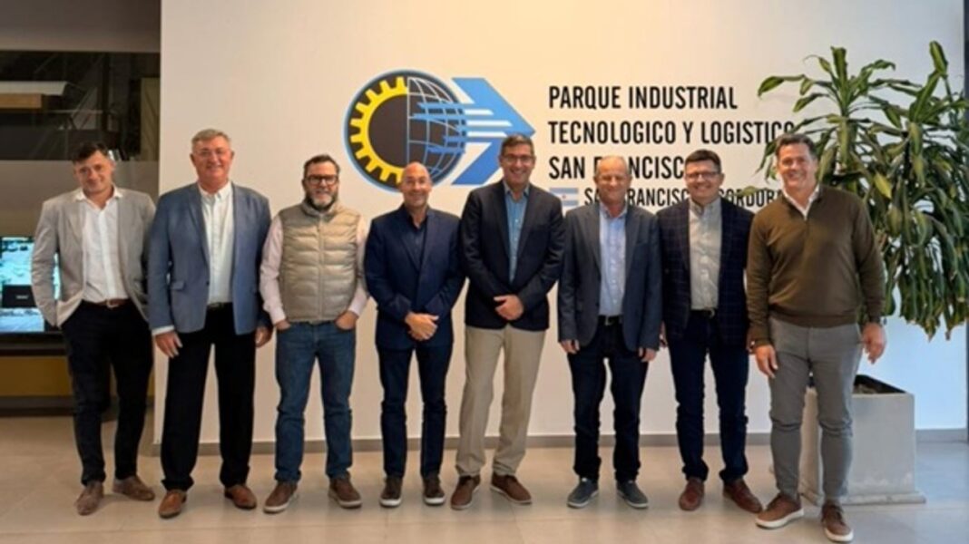 Raúl Paolasso durante recorrida por empresas del interior de Córdoba