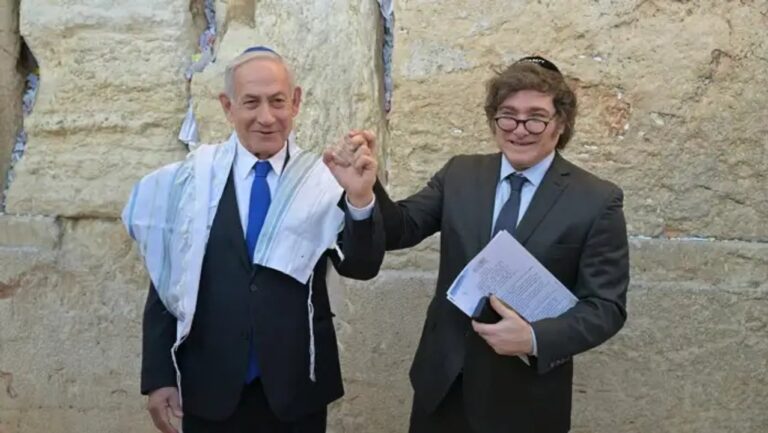El presidente Javier Milei abordando el avión presidencial rumbo a Israel.