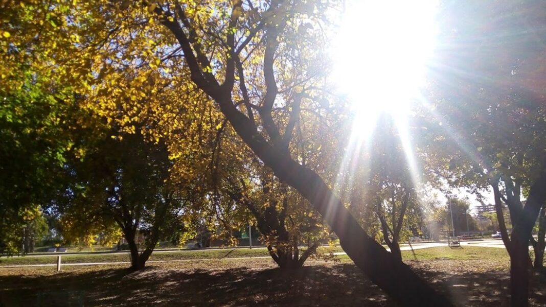 Cielo despejado sobre la ciudad de Córdoba con sol brillante