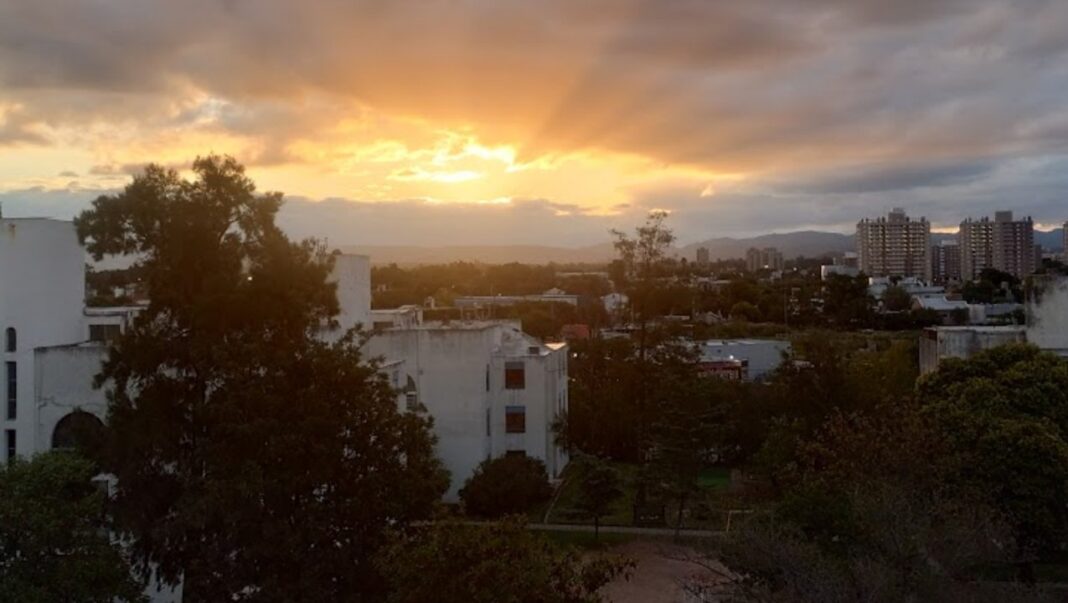 Mapa del pronóstico del tiempo mostrando nubosidad y lluvias sobre la provincia de Córdoba
