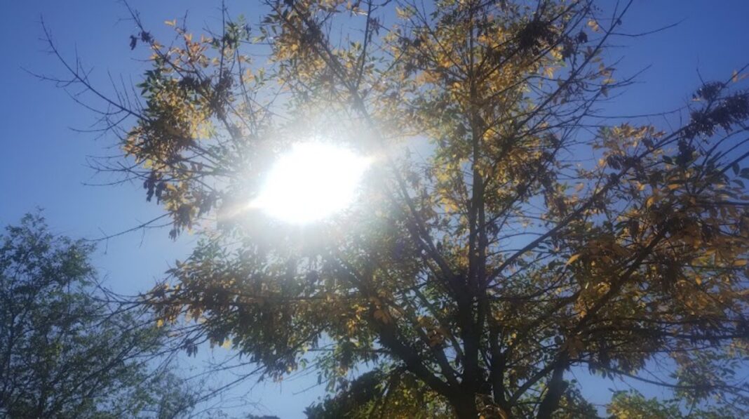 Paisaje otoñal en Córdoba con sol y nubes