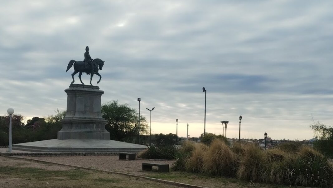 Mapa del pronóstico del tiempo con foco en la provincia de Córdoba, mostrando nubosidad y temperaturas.