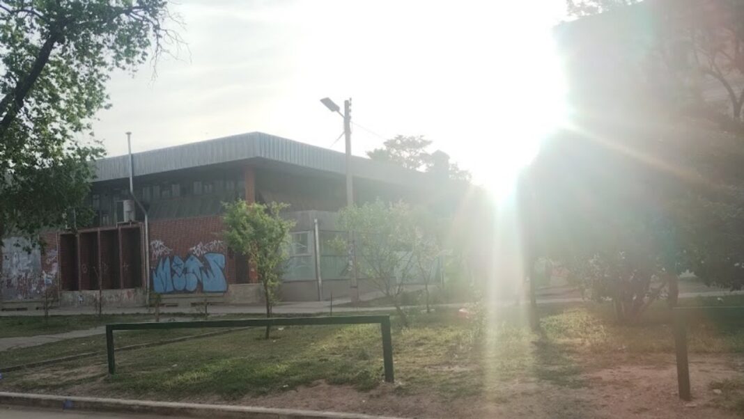 Paisaje otoñal en la provincia de Córdoba con un cielo despejado y sol